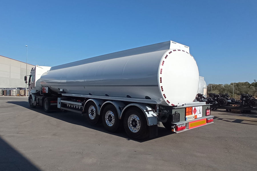 FIRST TWO SEMI-TRAILERS FOR UK FROM TANKQUIP!